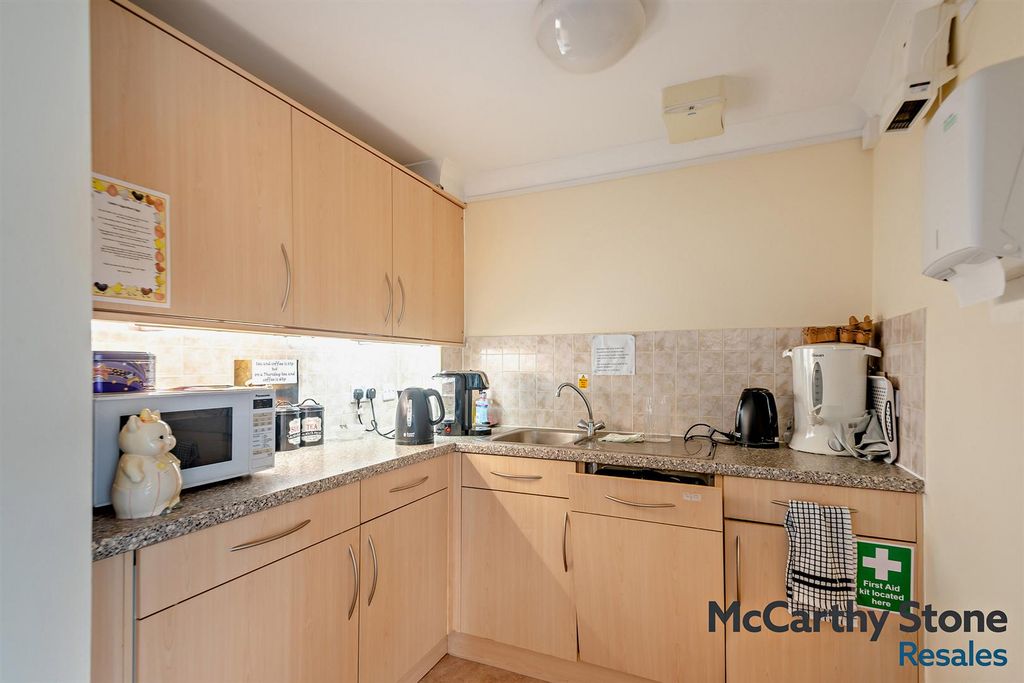 Additional image 16 of 2 bed flat for saleBenedict Court, Western Avenue, Newbury, Berkshire RG14