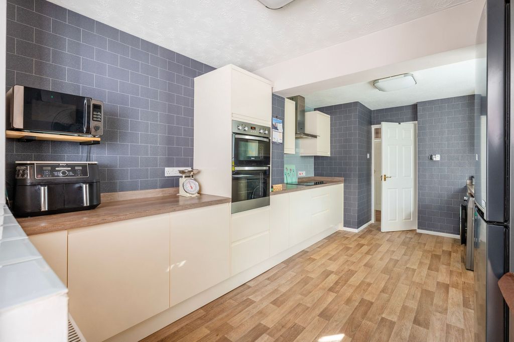 Property photo 3 of 23