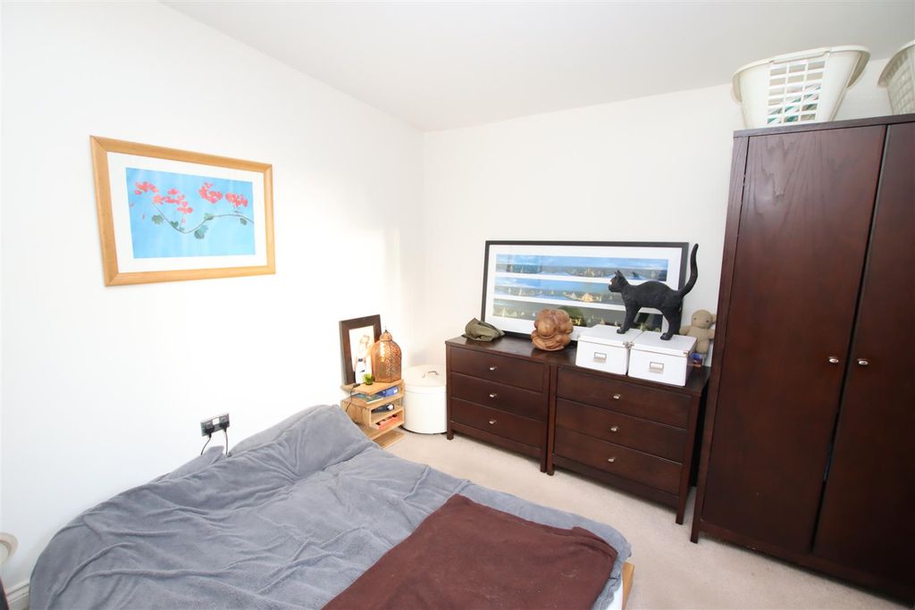 Property photo 3 of 7 Bedroom.Jpg