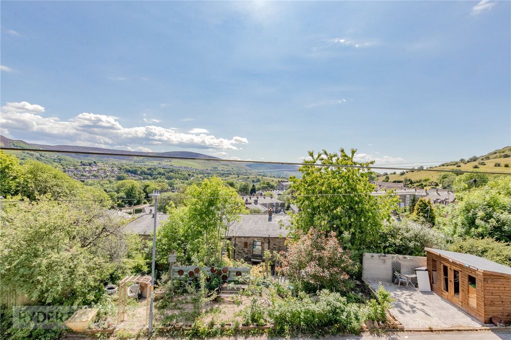 Property photo 2 of 20 Front Aspect (Bed 1)