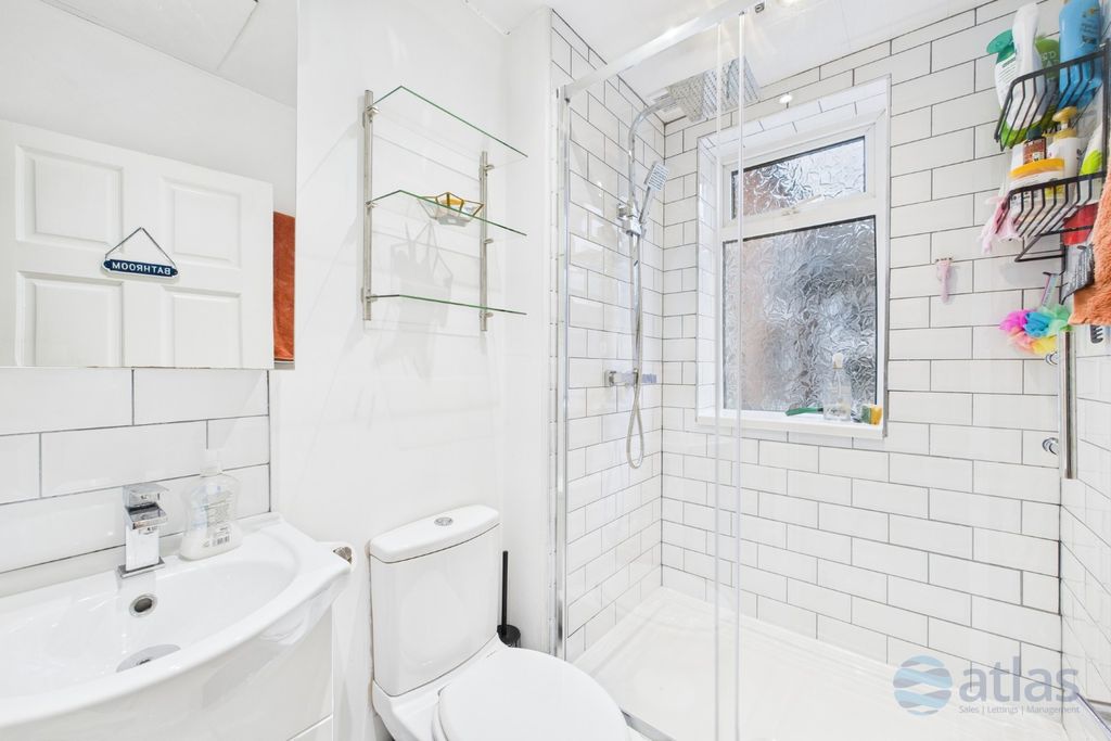 Property photo 3 of 18 Bathroom