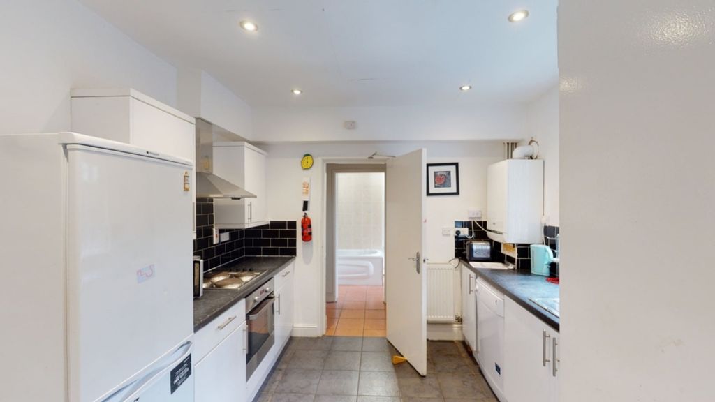 Property photo 3 of 11 A Bright And Spacious Kitchen Featuring Modern App...