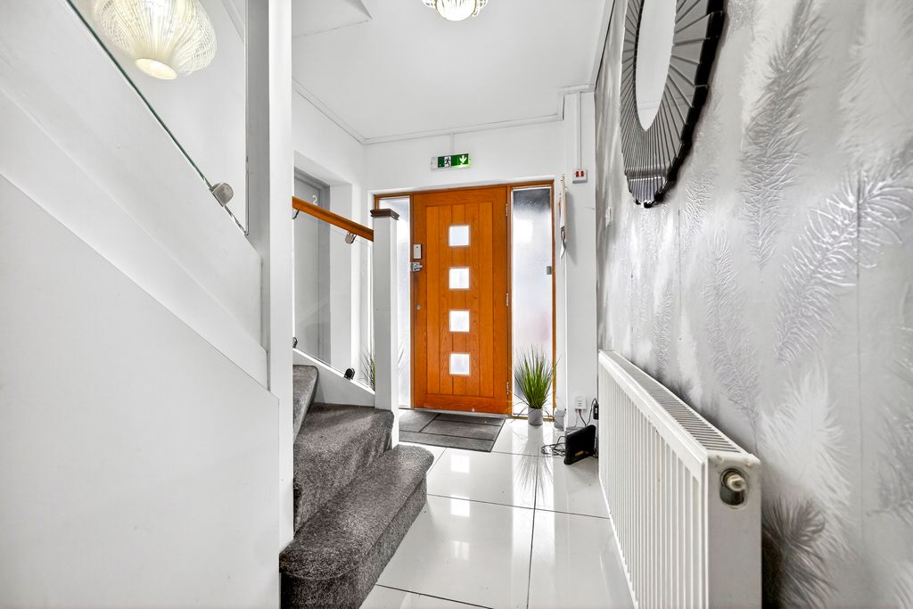 Property photo 3 of 24 Entrance Hall