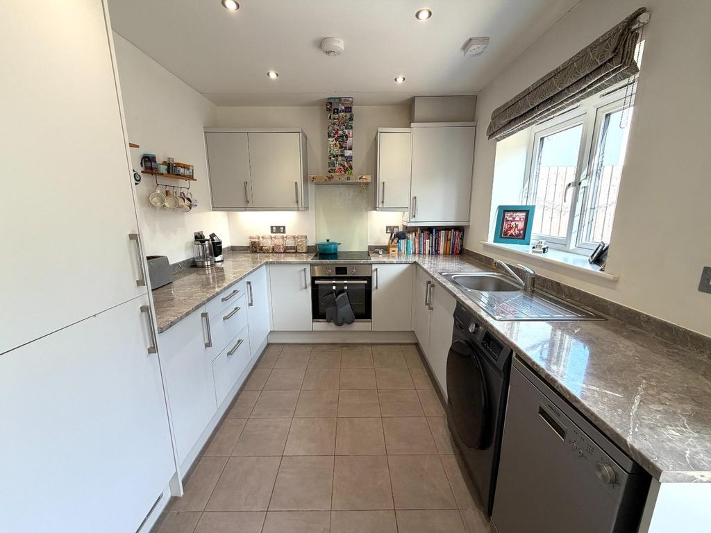 Property photo 3 of 10 Kitchen.Jpg