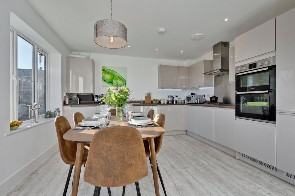 Property photo 2 of 10 Kitchen