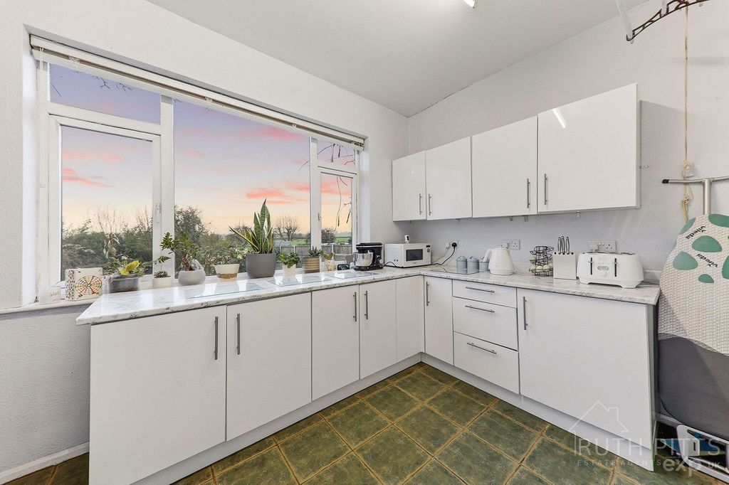 Property photo 3 of 27