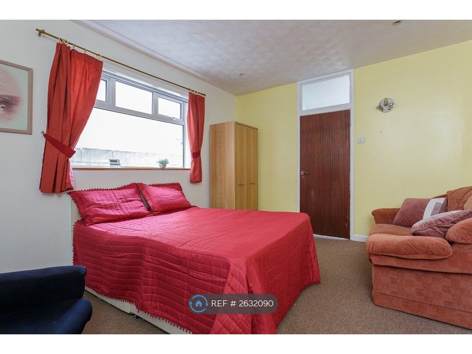 Property photo 1 of 6 Bedroom