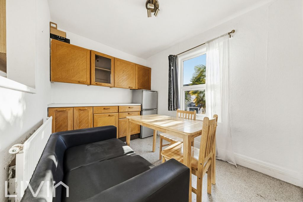 Property photo 2 of 8 Stella Road, 3, 2-1