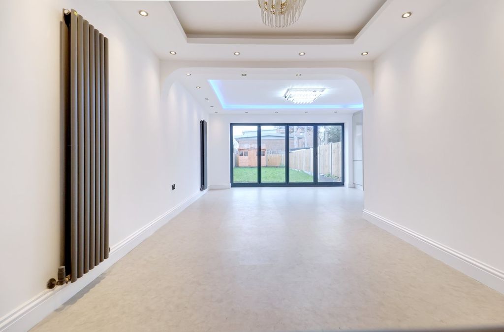 Property photo 2 of 23