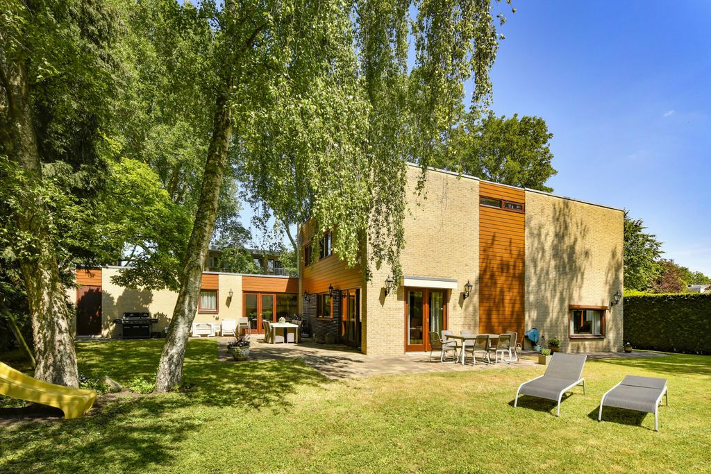 Property photo 2 of 28