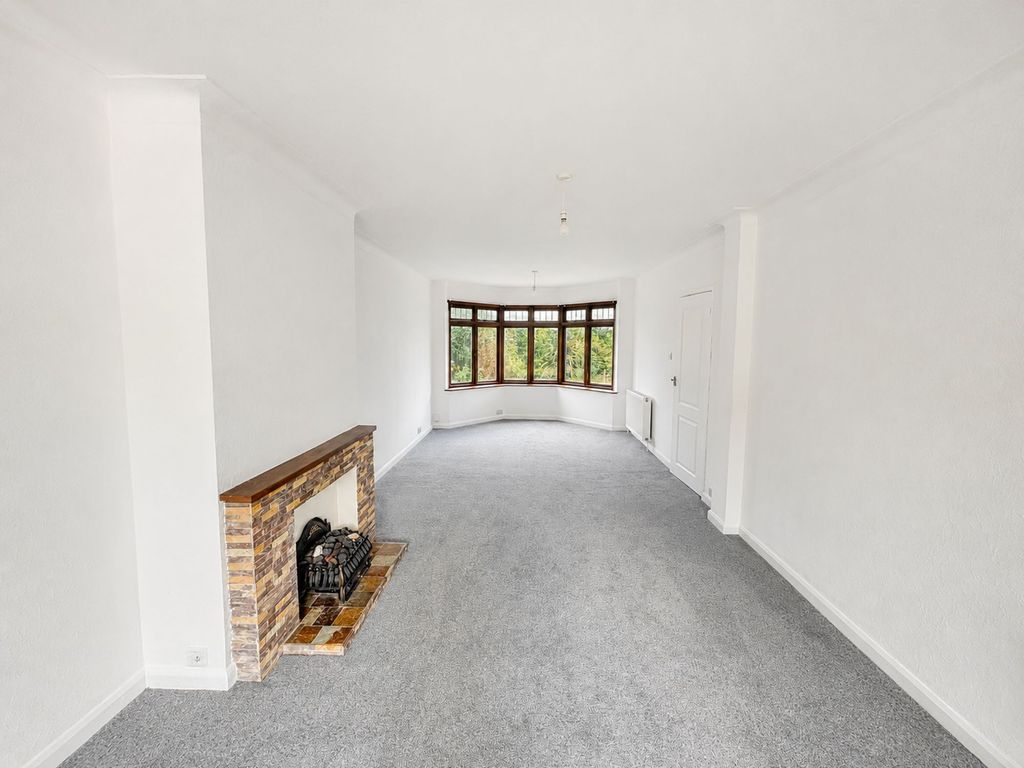 Property photo 2 of 24 Whitehall Close Ig7