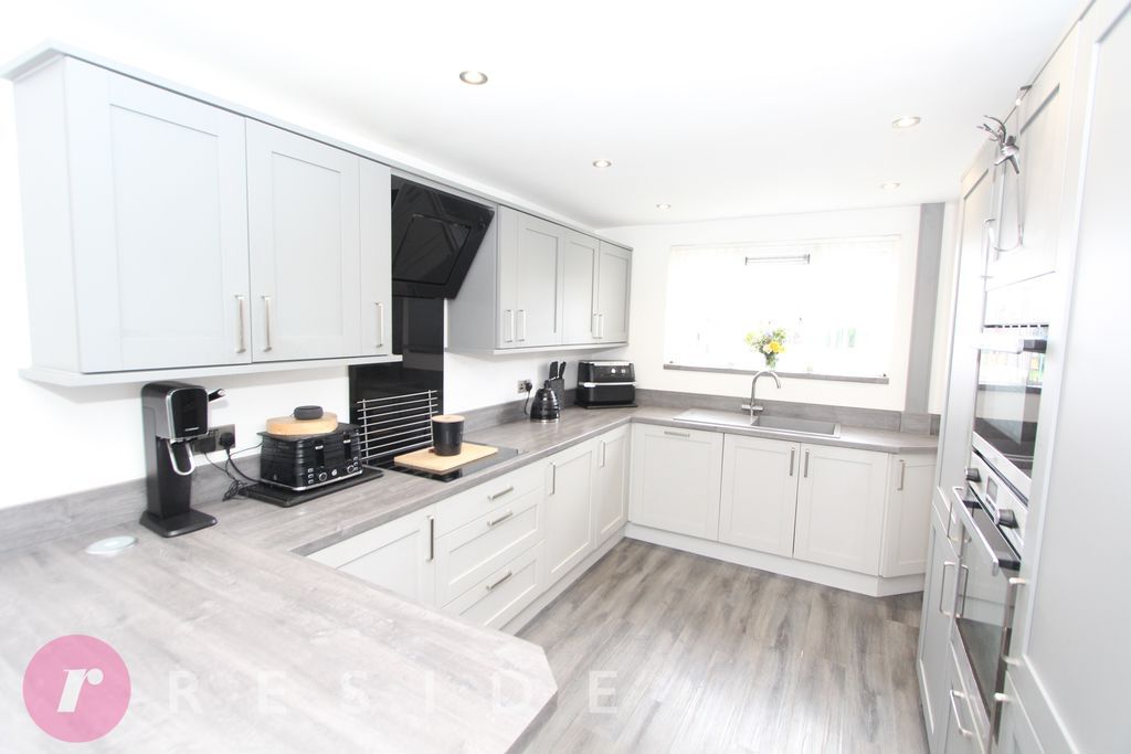 Property photo 2 of 10 Dining Kitchen