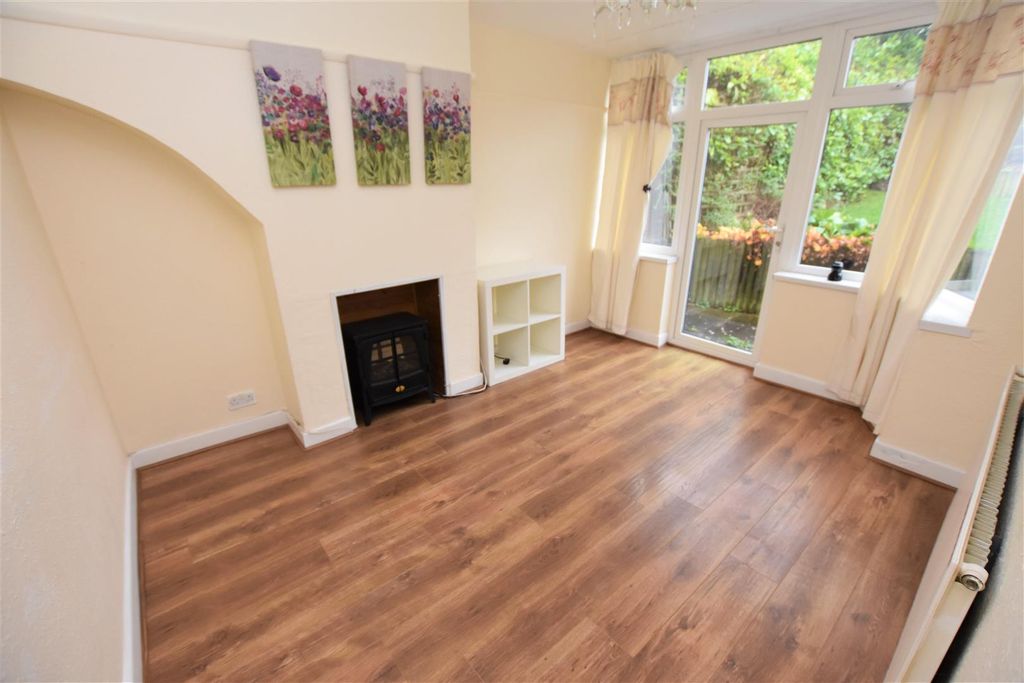 Property photo 1 of 10 Living Room