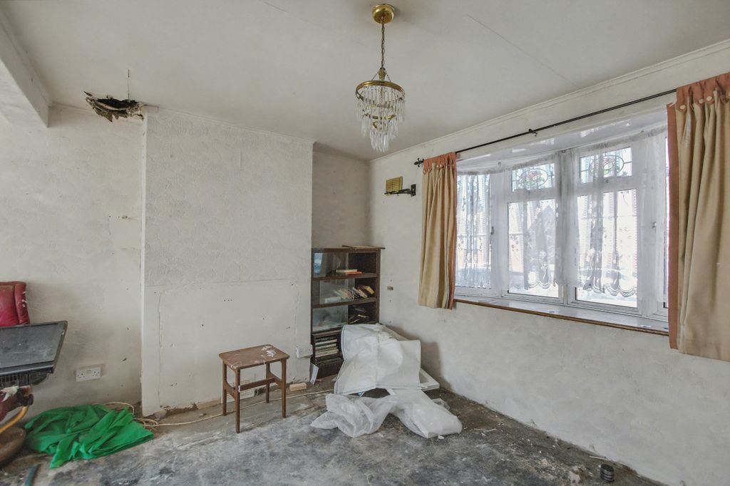 Property photo 2 of 15 93 Saint Gregory’S Crescent, Gravesend, Kent, Da12 4Jr