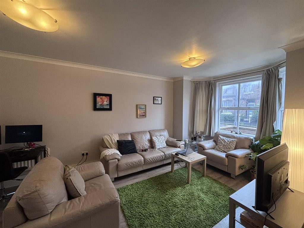 Property photo 3 of 15 Lounge