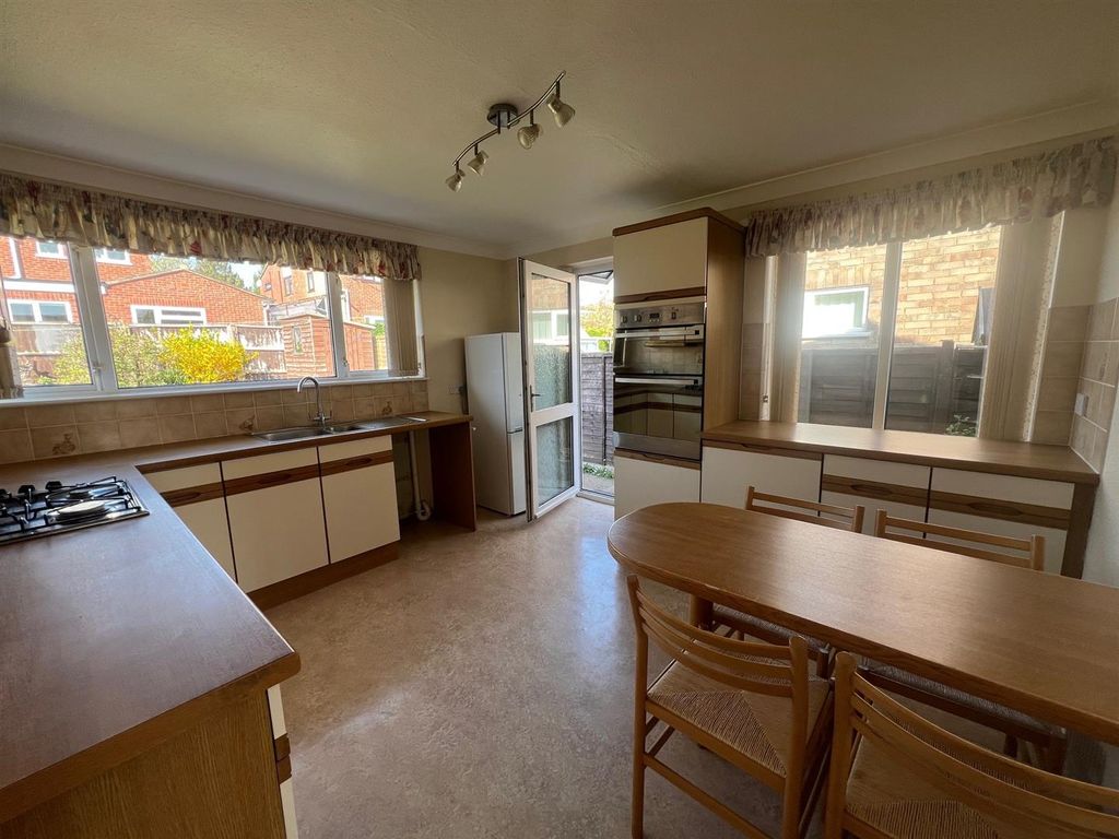 Property photo 2 of 19 Kitchn.Jpg