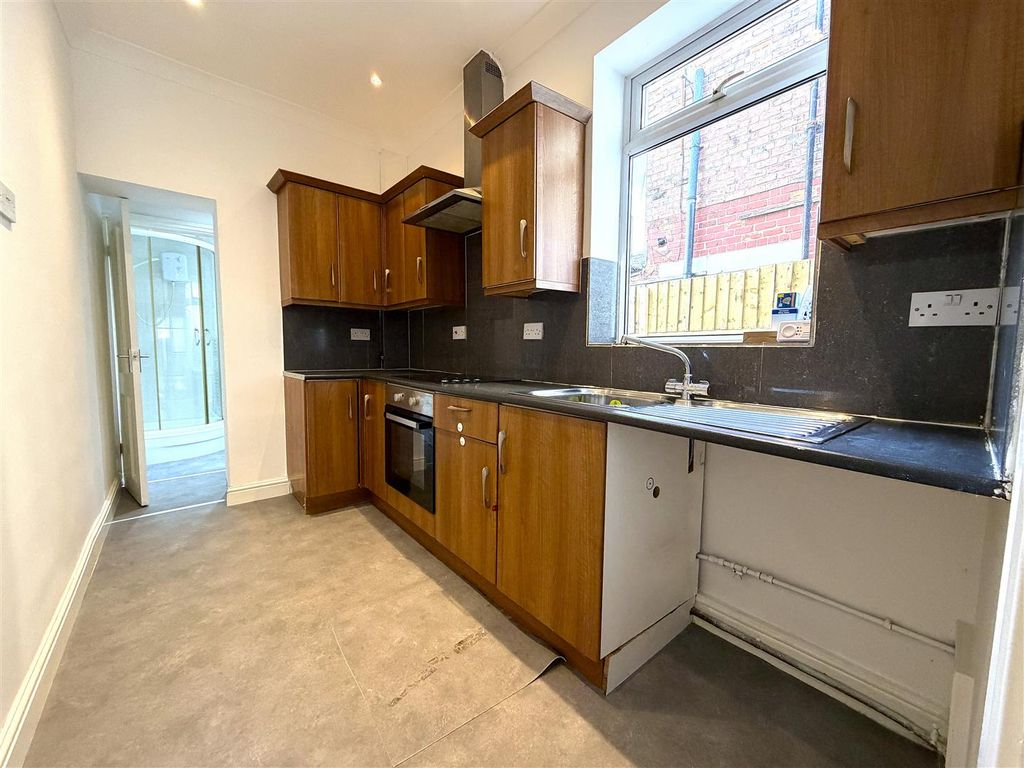 Property photo 2 of 10 Kitchen
