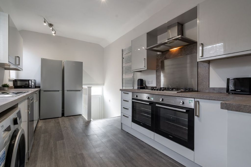 Property photo 3 of 13 5Ca - Kitchen