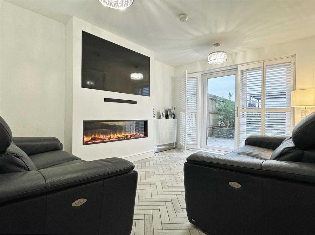 Property photo 3 of 27 Lounge.Jpg