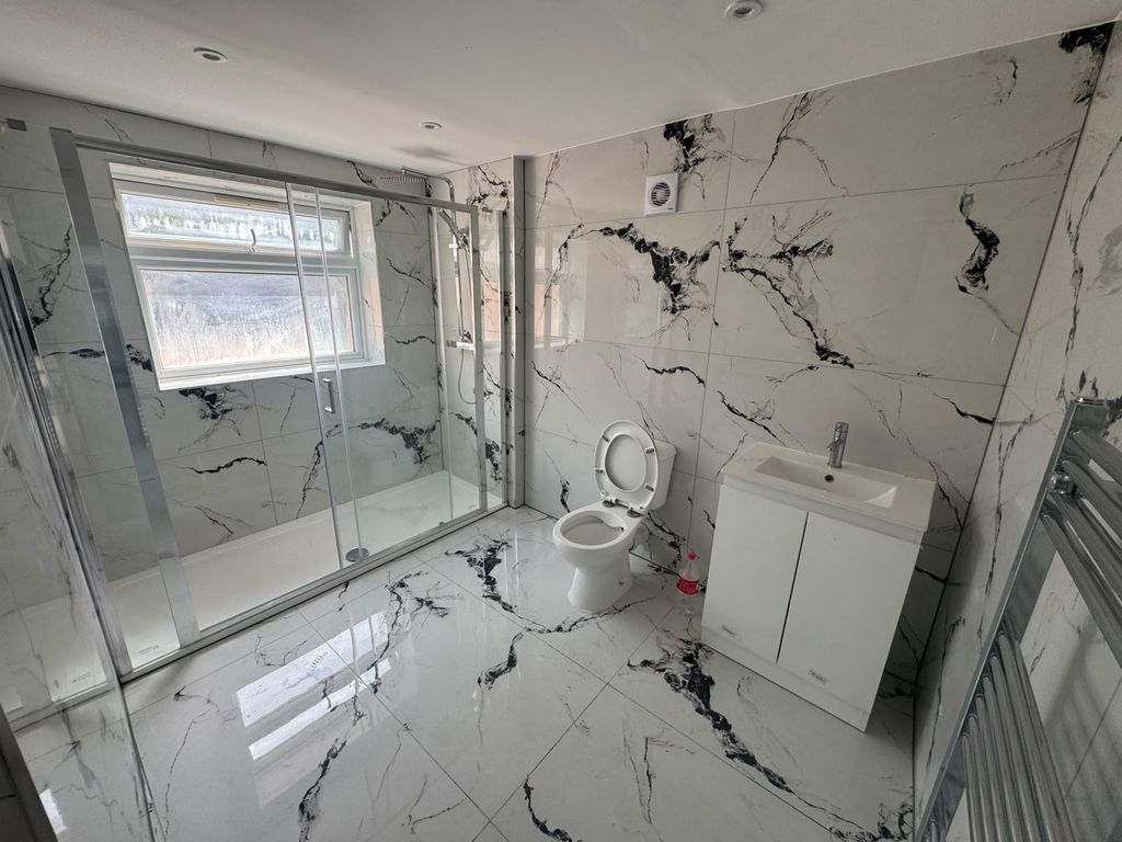 Property photo 1 of 8 4 Bed House To Rent