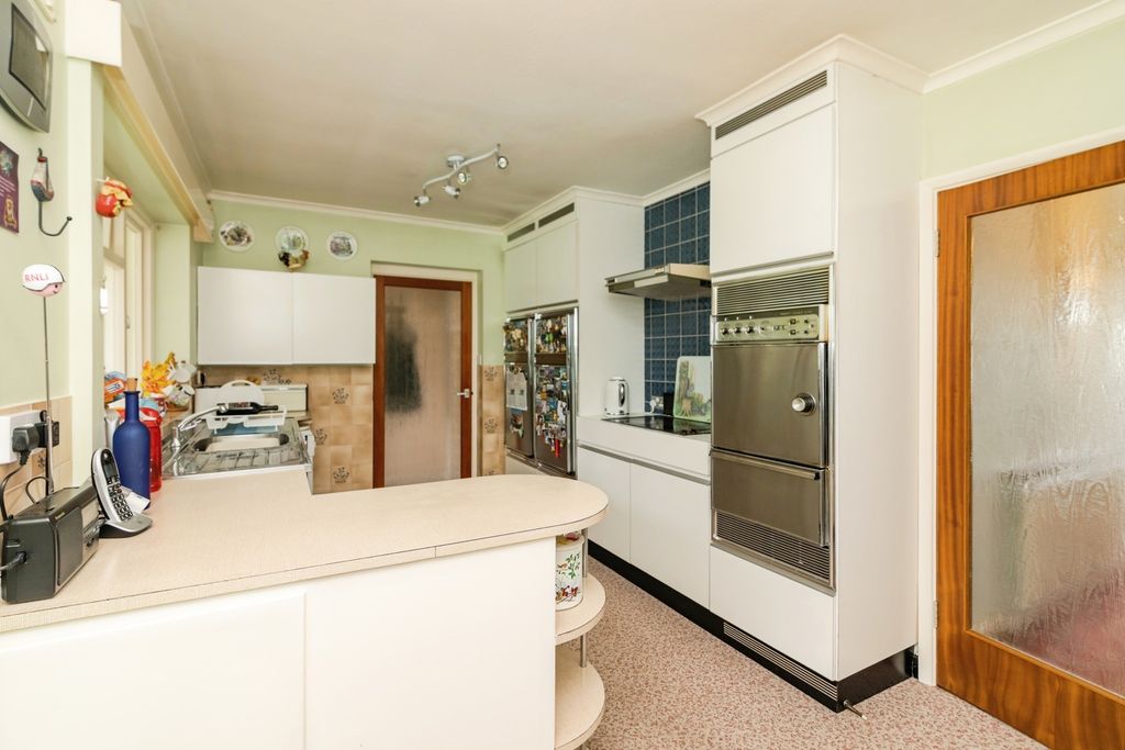 Property photo 3 of 17 Kitchen