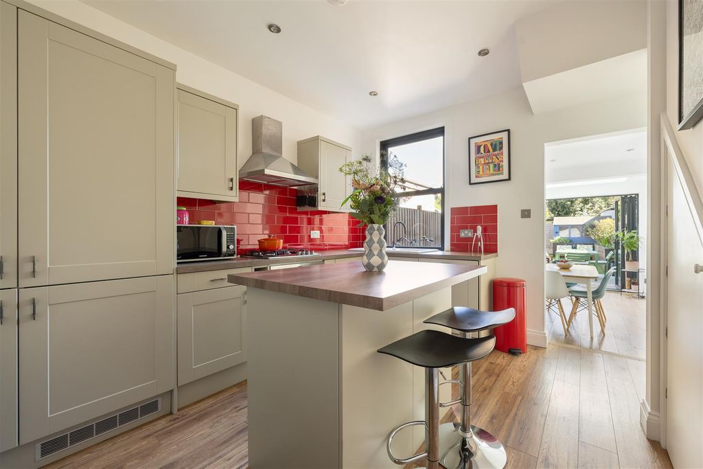 Property photo 3 of 38 Mansfield Road, E17