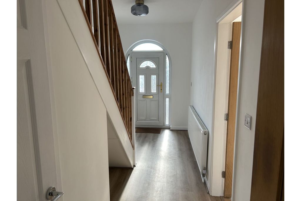 Property photo 3 of 14 Entrance Hall