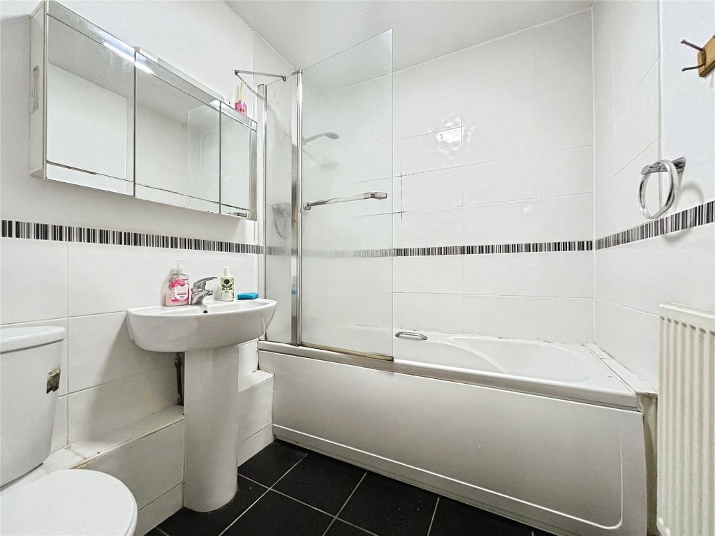 Property photo 3 of 7 Bathroom