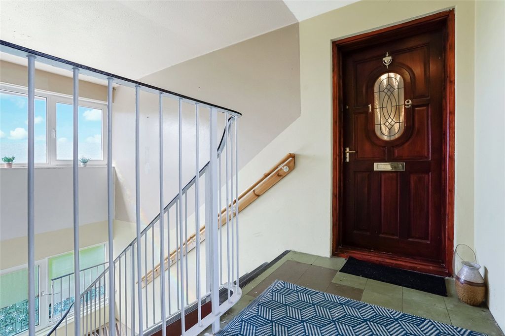 Property photo 3 of 20 Entrance Hall
