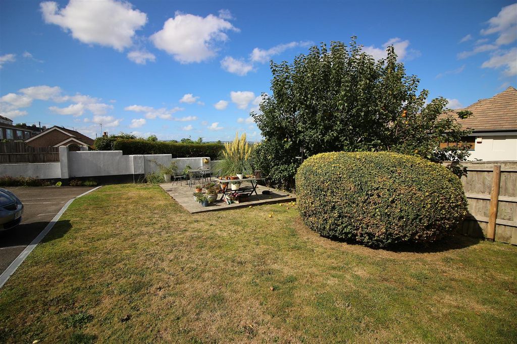 Property photo 3 of 18 Gardens