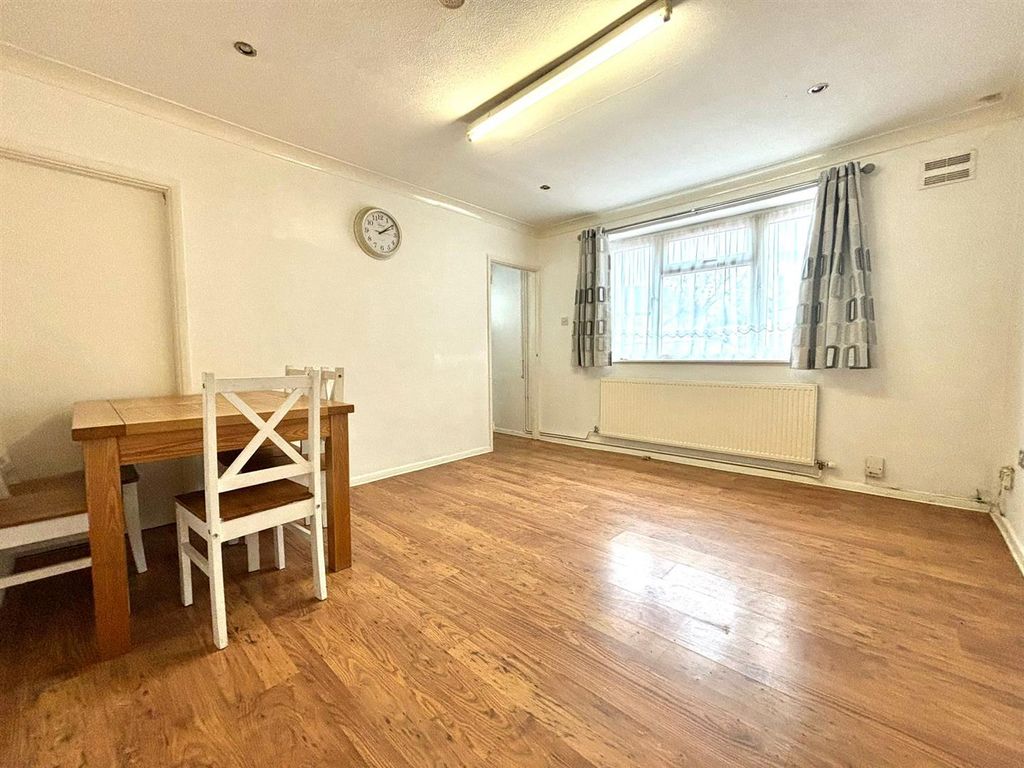 Property photo 3 of 12 Lounge.Jpeg