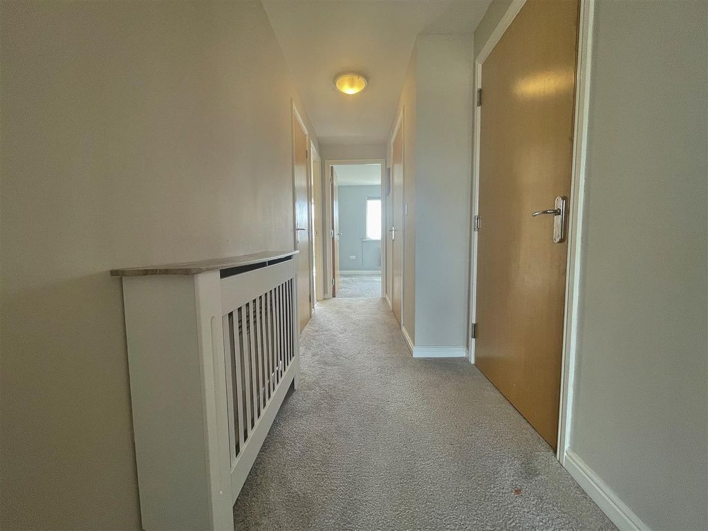 Property photo 3 of 11 Hallway