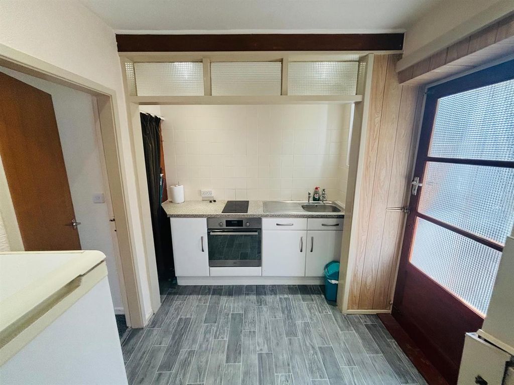 Property photo 3 of 11 Kitchen / Diner: