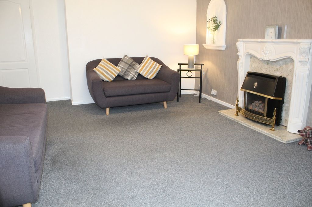 Property photo 3 of 12 Lounge Picture 2