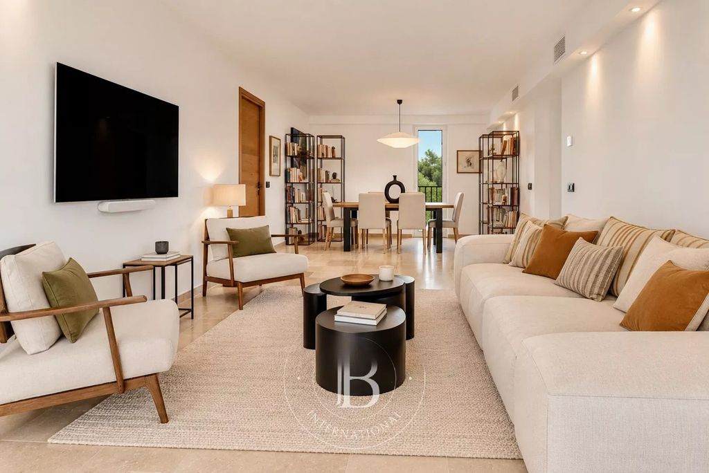Property photo 1 of 12 Saint Tropez - 3 Bedrooms Apartment - City Center