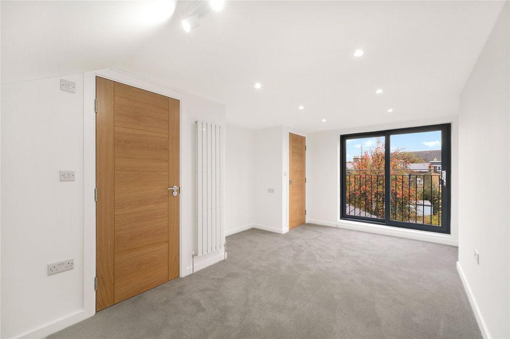 Property photo 2 of 31 Picture No. 03