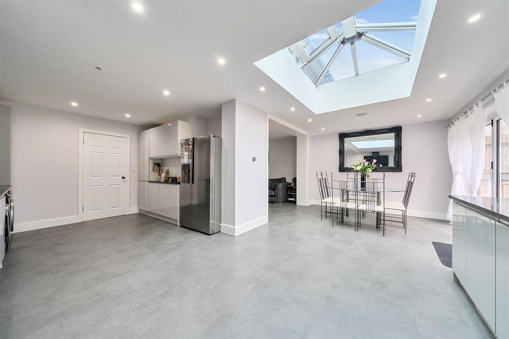 Property photo 2 of 20 1409313-11-698B77Df79c59.Jpg