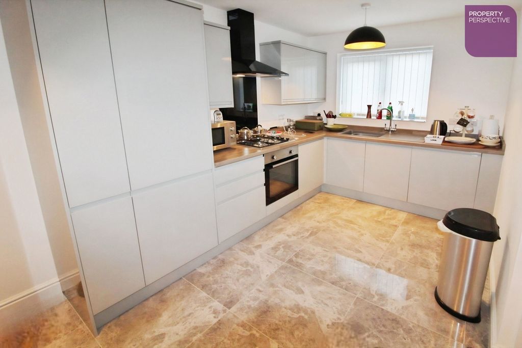 Property photo 3 of 10 Dining Kitchen