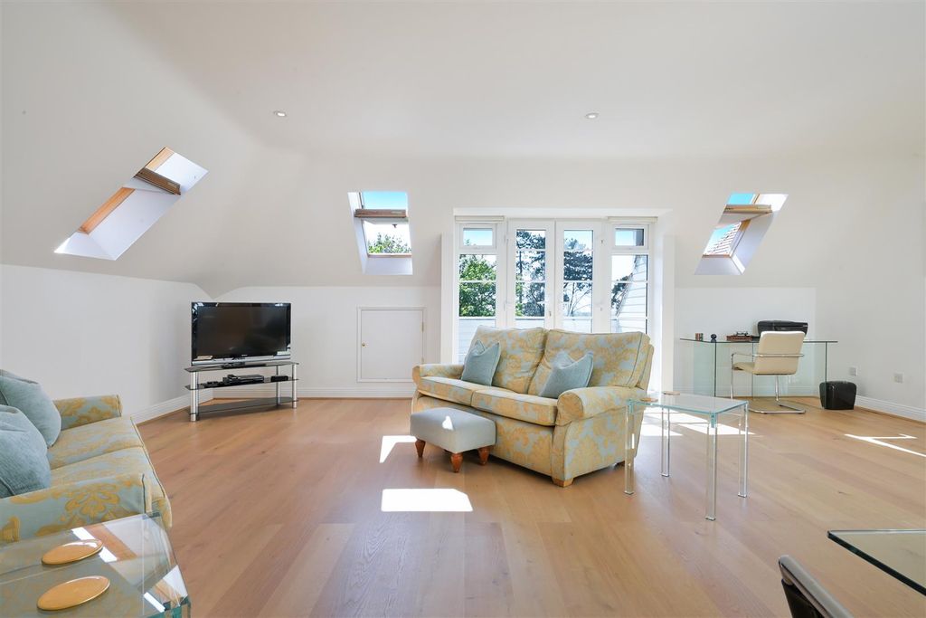 Additional image 11 of 2 bed flat for saleFlanchford Road, Reigate RH2