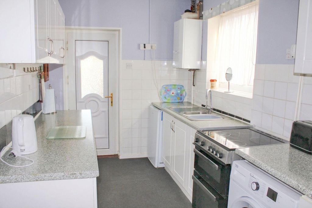 Property photo 3 of 12 Kitchen