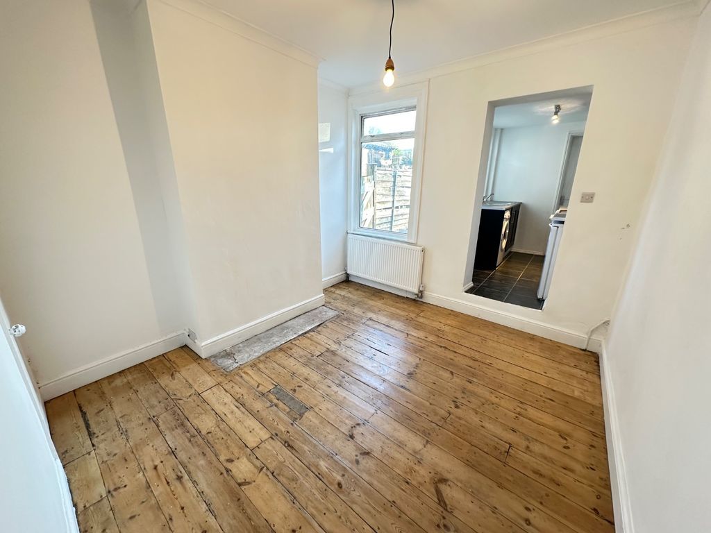 Property photo 3 of 9 4888093