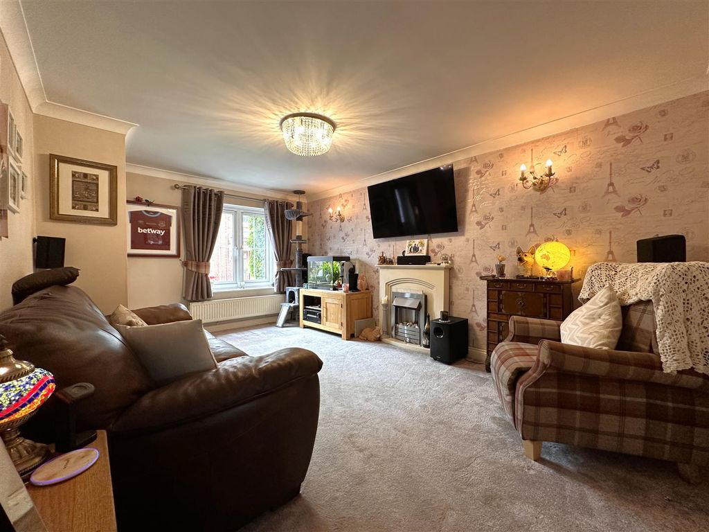 Property photo 2 of 18 Generous Lounge 906