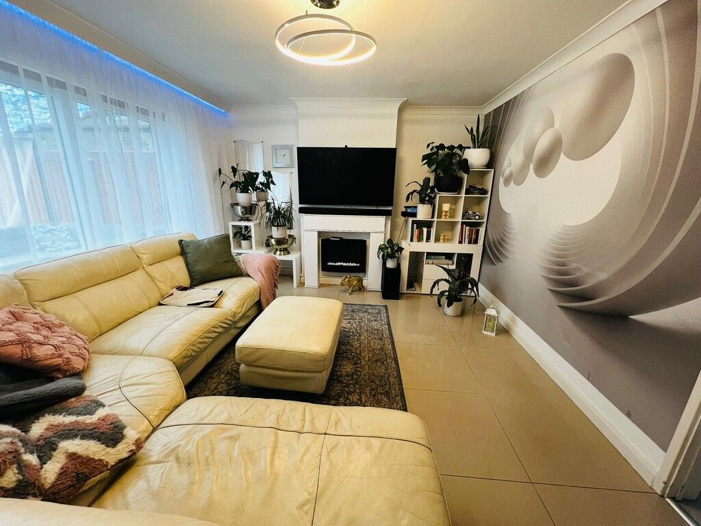 Property photo 1 of 21 Living Room