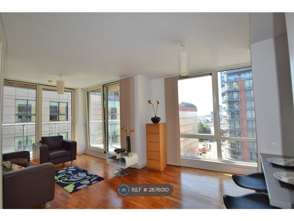 Property photo 3 of 11 Bright Living Room