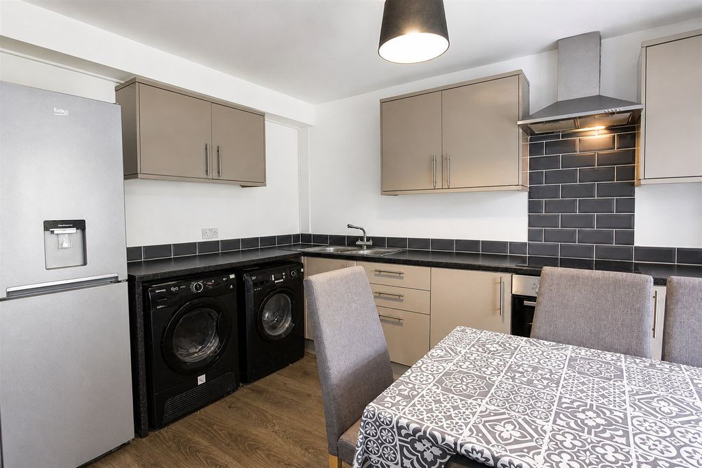 Property photo 1 of 14 Approach