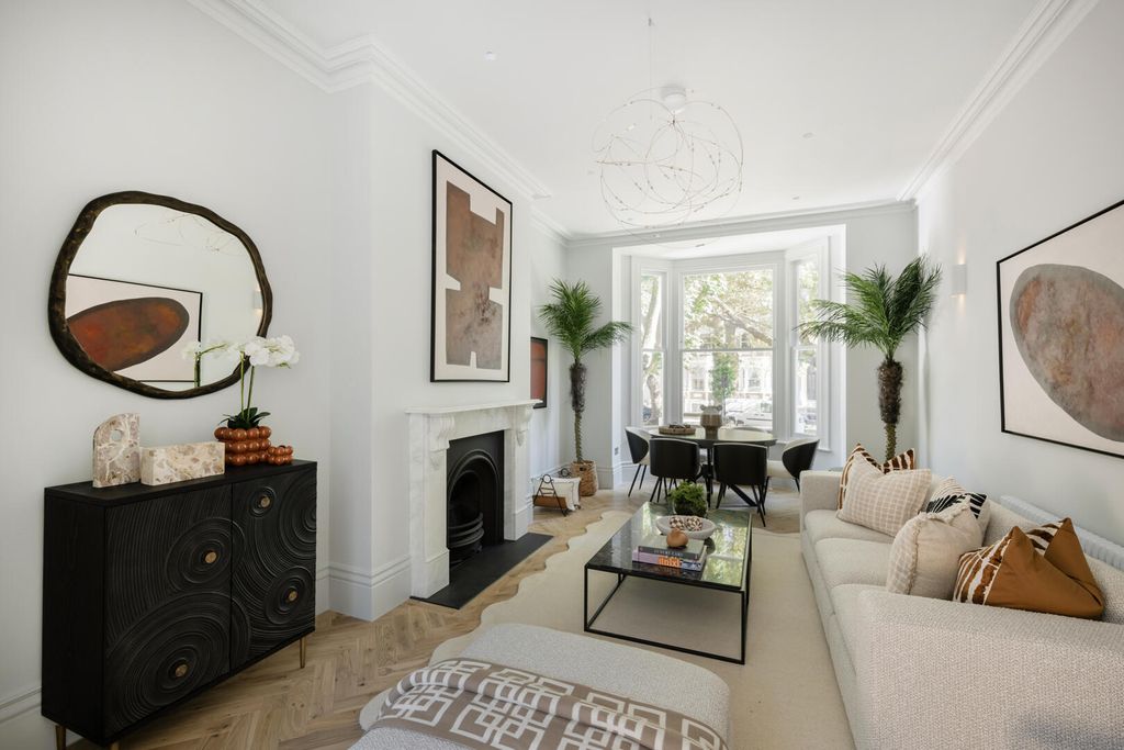 Property photo 2 of 31 Living Room