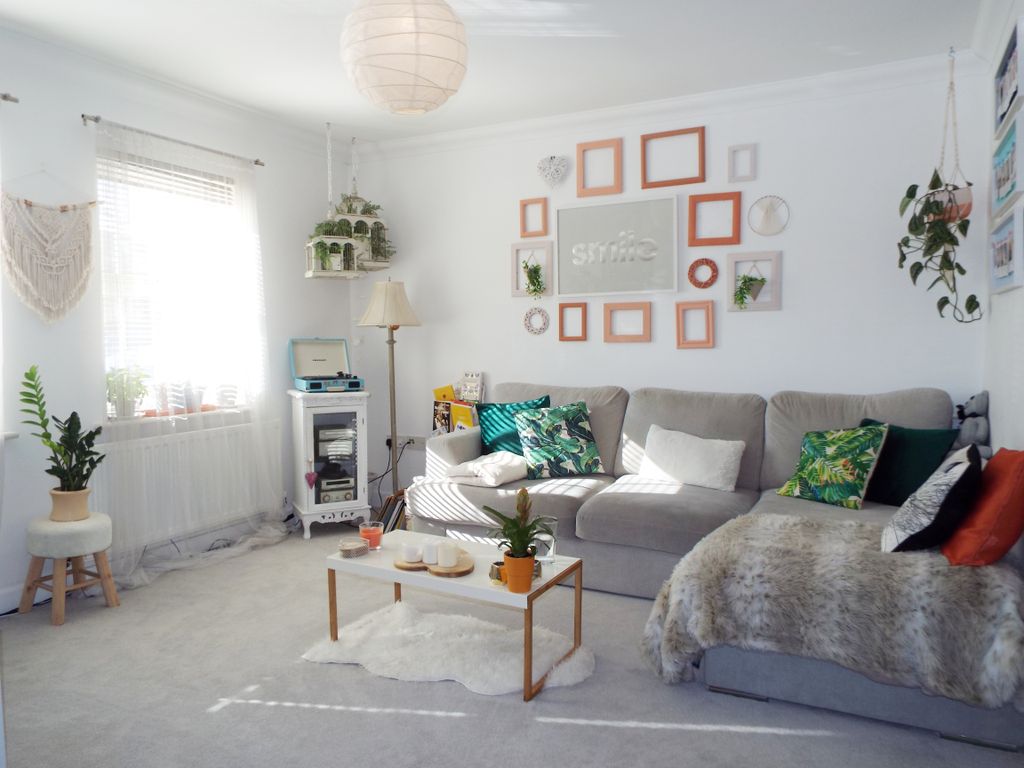 Property photo 3 of 14 Lounge