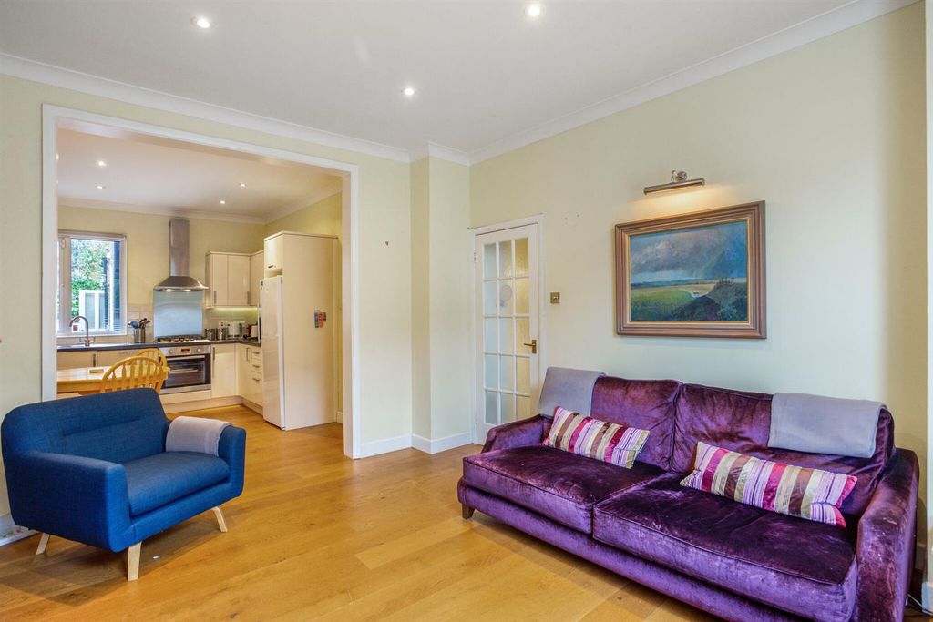 Property photo 2 of 10 65A Quarrendon Street London (5)_Low.Jpg