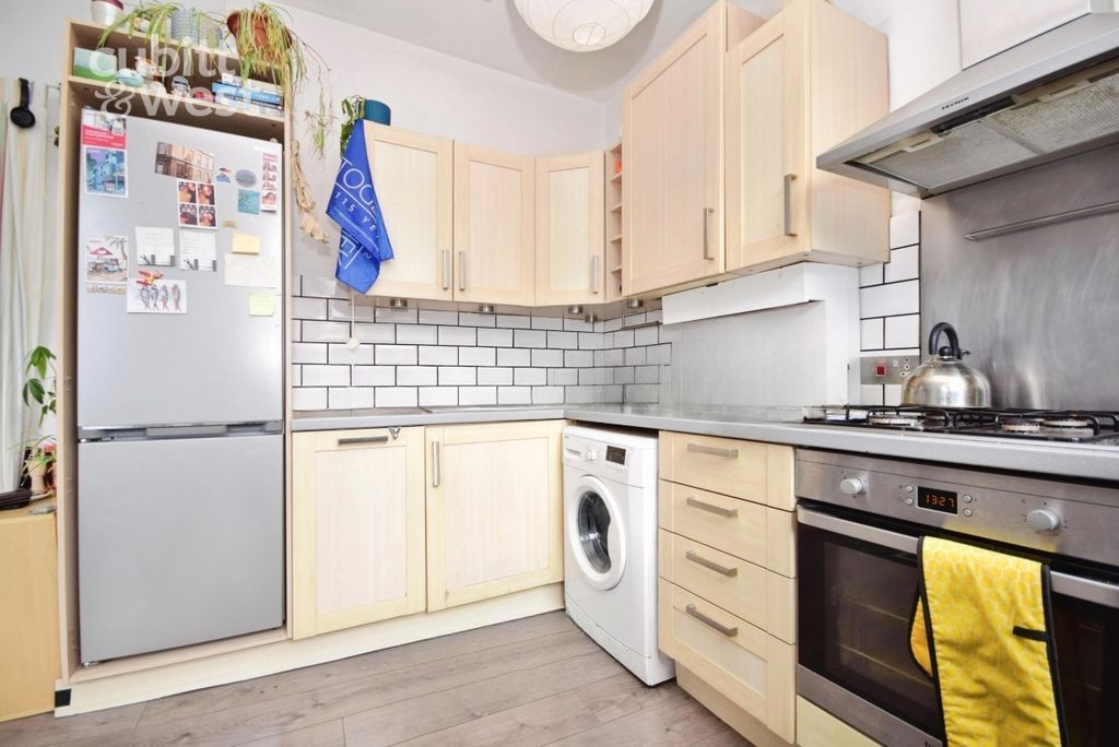 Property photo 2 of 9 Kitchen