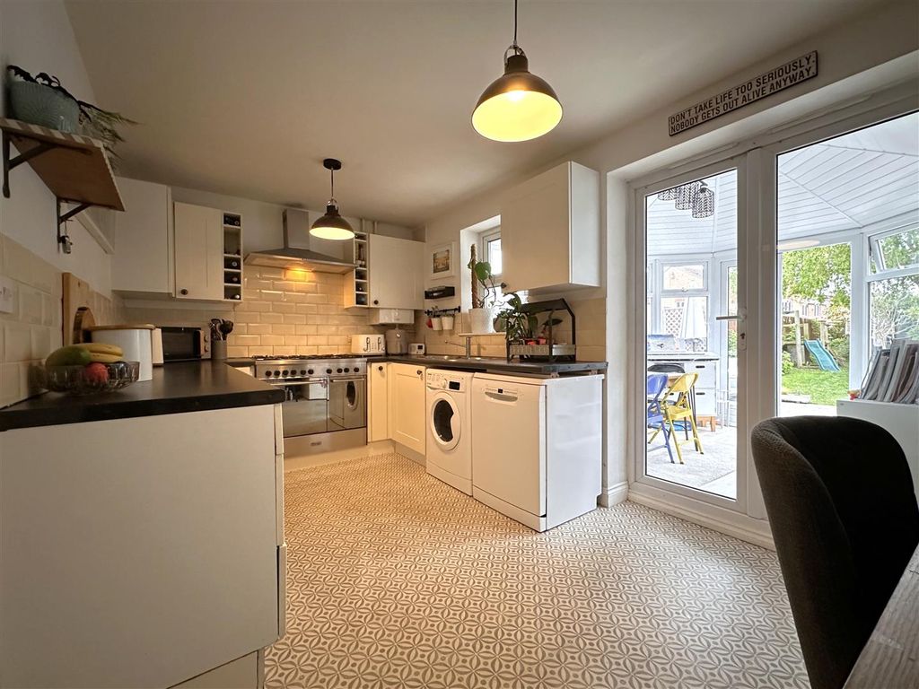 Property photo 2 of 19 Modern Dining Kitchen 920